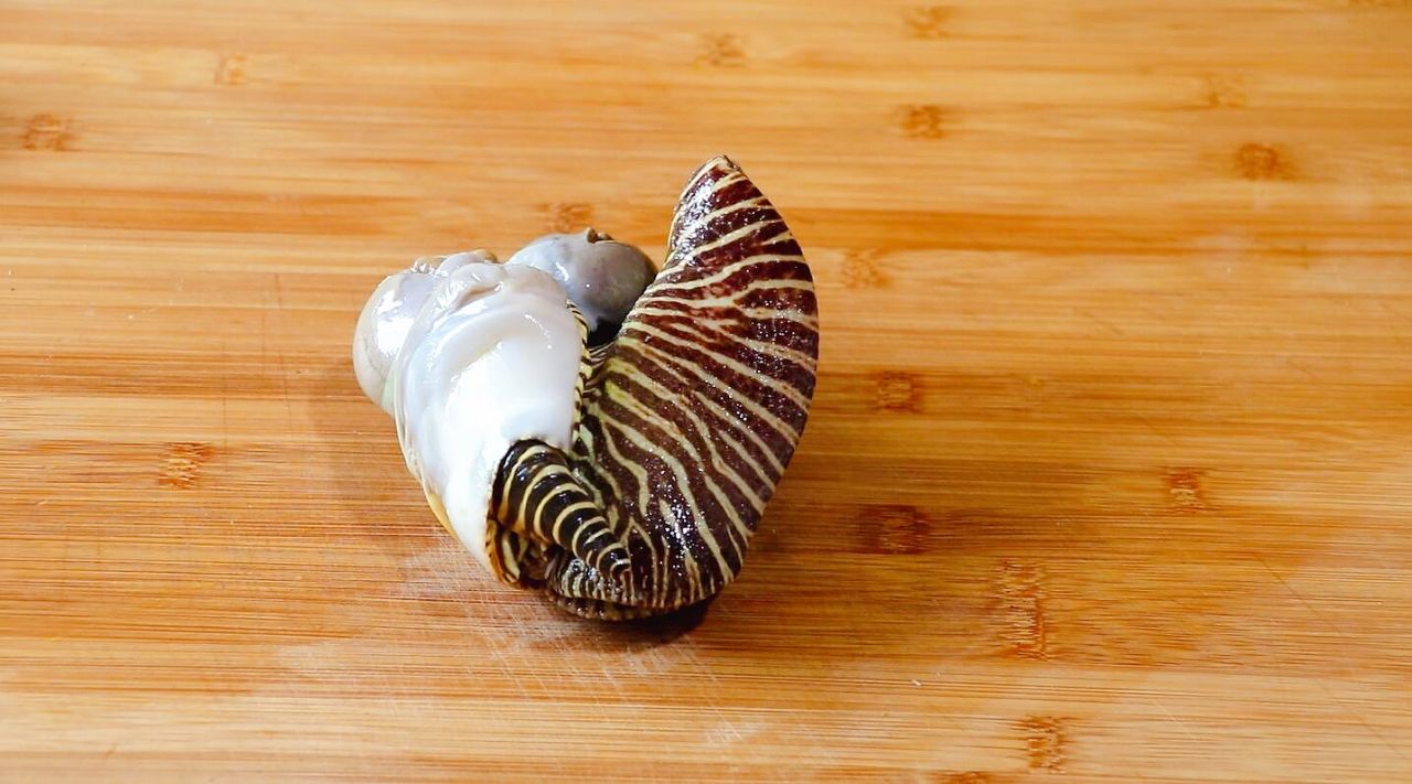 烫30秒钟,然后把皇帝螺取出,挑出里面的螺肉.