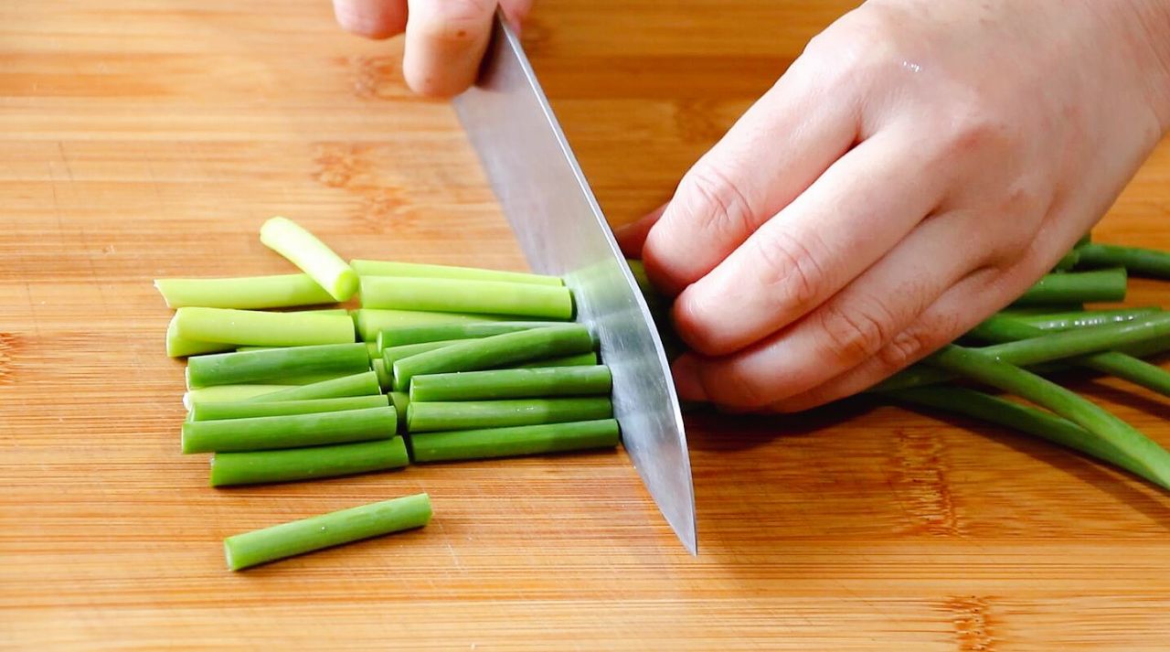 倒入切好的蒜薹段儿,洋葱丝儿,红椒丝儿,翻炒至断生.