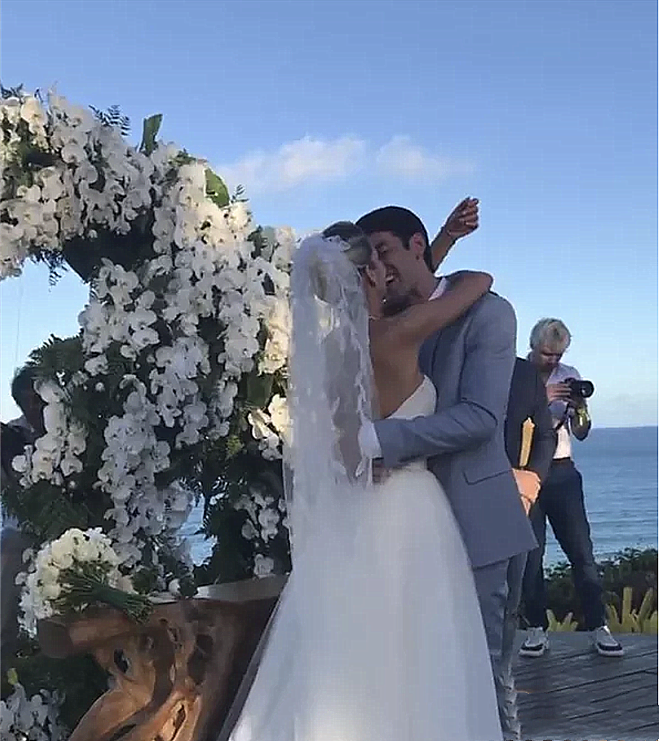 婚礼上激动落泪,这样的婚纱太省布料了!