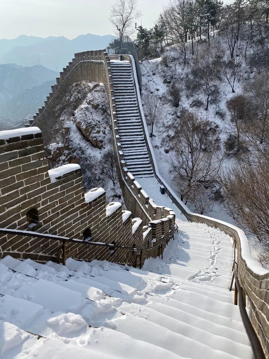一场初雪后,北京怀柔区箭扣长城现雾凇云海景观,宛如仙境.