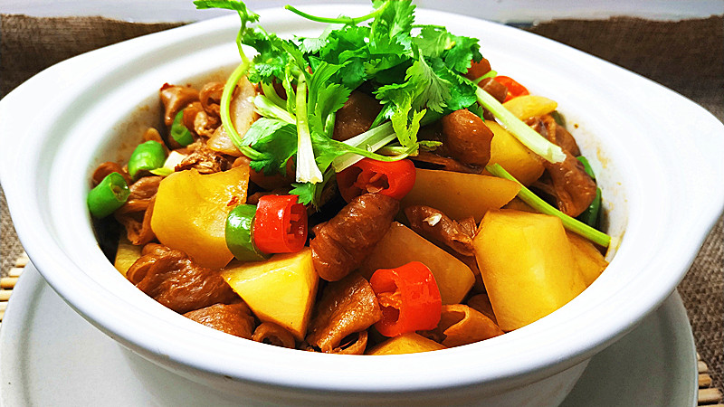 好吃的土豆烧肥肠出锅了,肥肠耙烂入味,无腥无燥,土豆分糯可口,相当