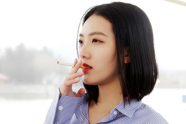 13岁女生烟瘾大图片