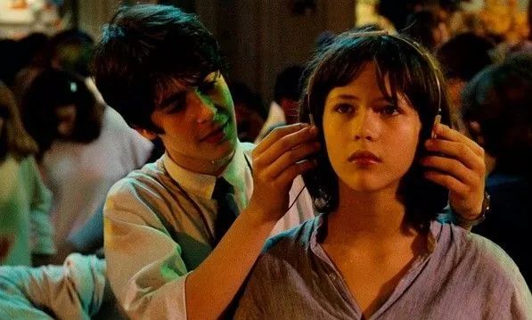 新周刊：我戴着耳机，就是不想跟你交流