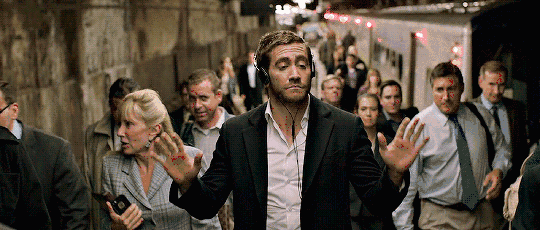 新周刊：我戴着耳机，就是不想跟你交流