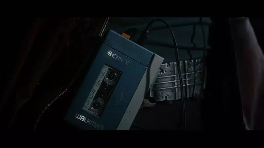 新周刊：我戴着耳机，就是不想跟你交流