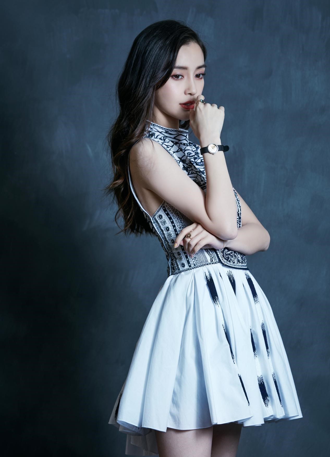 angelababy穿一身黑秀美腿,时尚造型很减龄,少女气质藏都藏不住