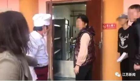 半岛晨报■厨师怒斥校方用坏枣熬汤？视频引千万网友点赞！然而家长却说……