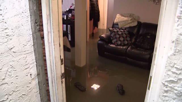 「环球时报」恶臭！排泄物污水倒灌进纽约几百民居，消防队也没辙