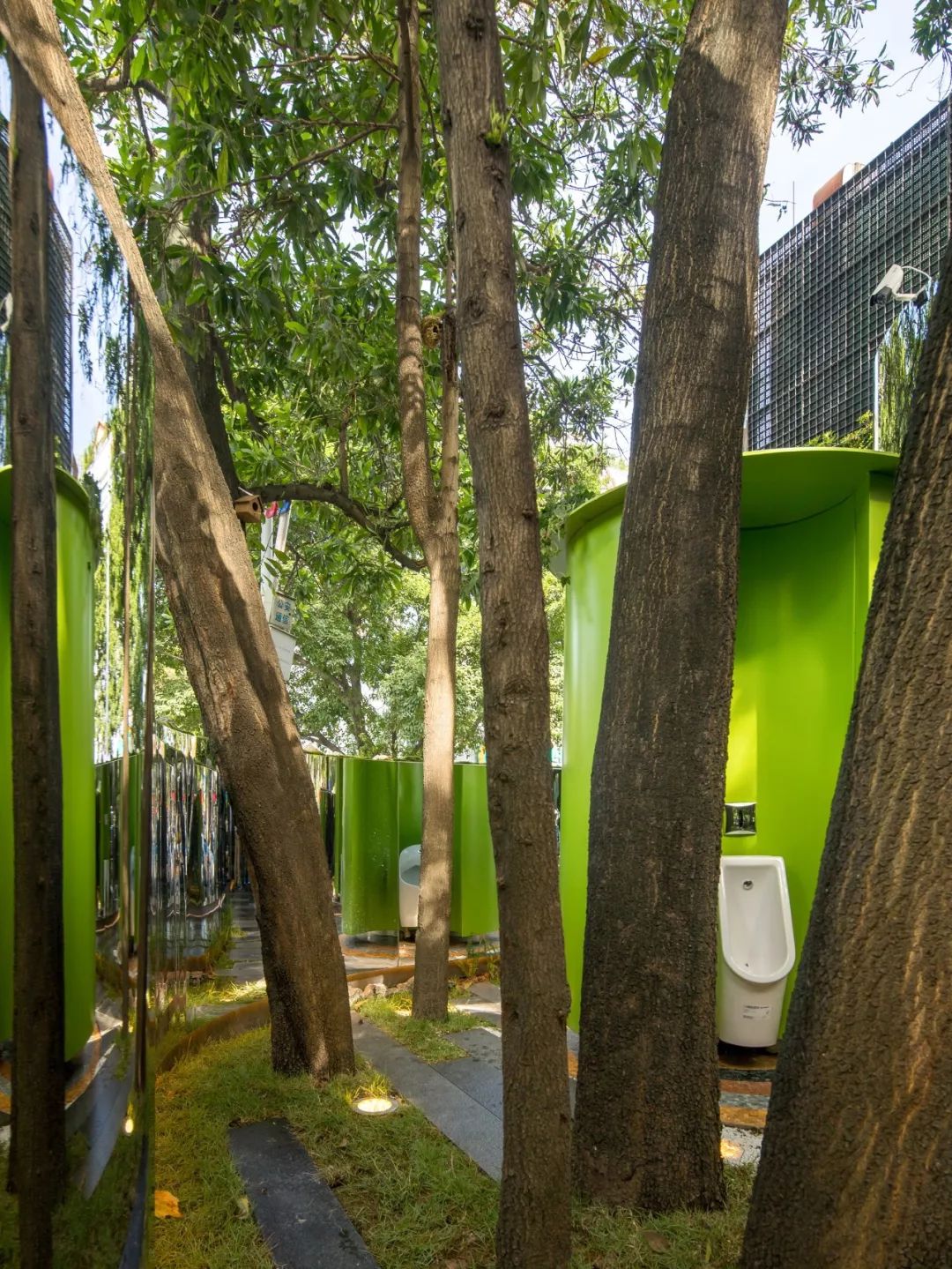 [一条]刷脸启动马桶、wifi全免费……中国诞生最美公厕，别再羡慕日本了