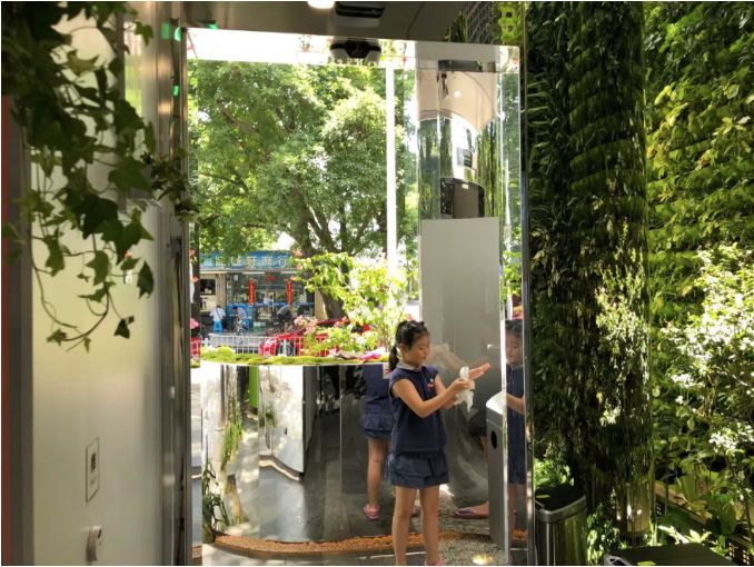 [一条]刷脸启动马桶、wifi全免费……中国诞生最美公厕，别再羡慕日本了