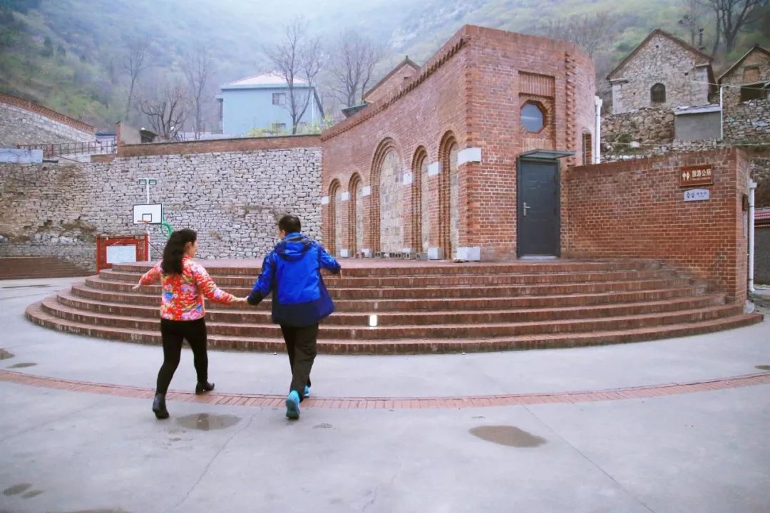 [一条]刷脸启动马桶、wifi全免费……中国诞生最美公厕，别再羡慕日本了