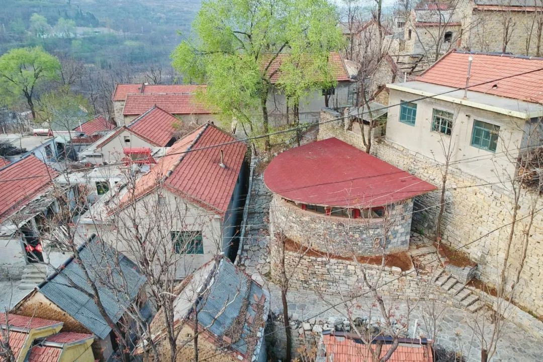 [一条]刷脸启动马桶、wifi全免费……中国诞生最美公厕，别再羡慕日本了