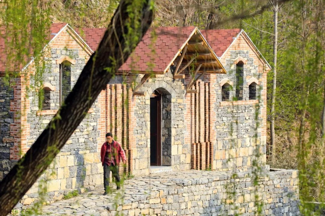 [一条]刷脸启动马桶、wifi全免费……中国诞生最美公厕，别再羡慕日本了