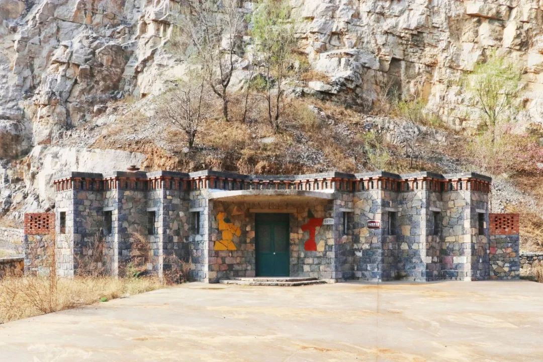 [一条]刷脸启动马桶、wifi全免费……中国诞生最美公厕，别再羡慕日本了