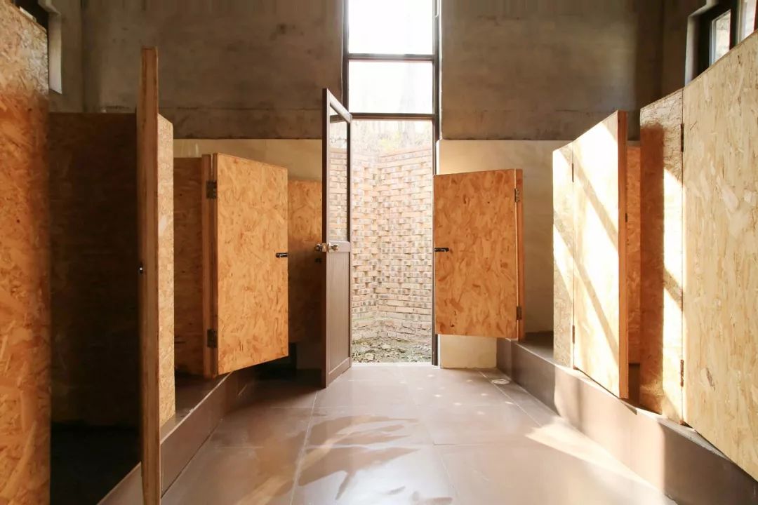 [一条]刷脸启动马桶、wifi全免费……中国诞生最美公厕，别再羡慕日本了