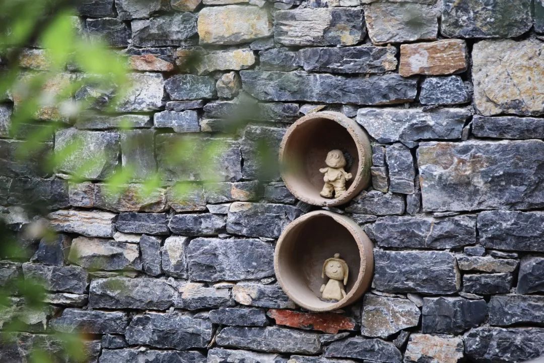 [一条]刷脸启动马桶、wifi全免费……中国诞生最美公厕，别再羡慕日本了