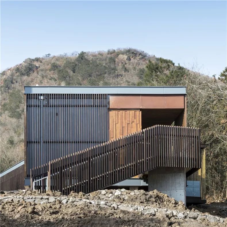 [一条]刷脸启动马桶、wifi全免费……中国诞生最美公厕，别再羡慕日本了