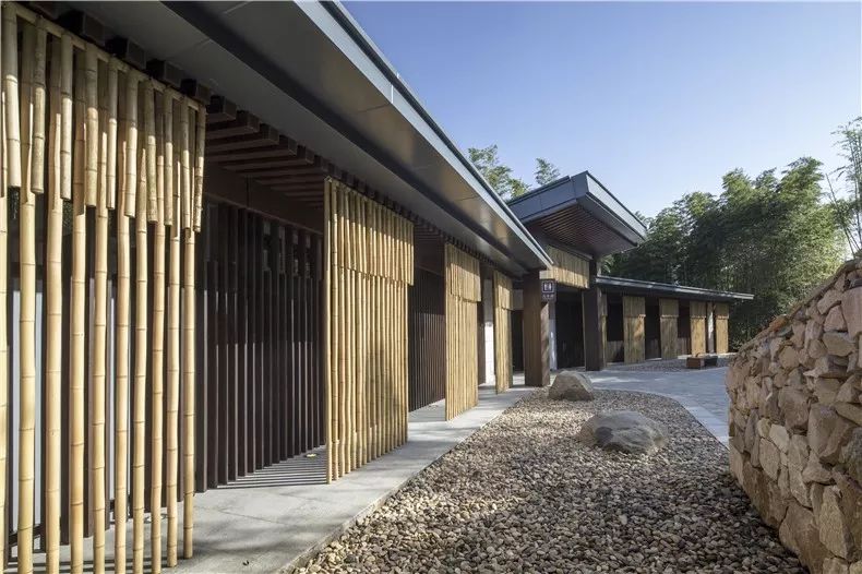 [一条]刷脸启动马桶、wifi全免费……中国诞生最美公厕，别再羡慕日本了