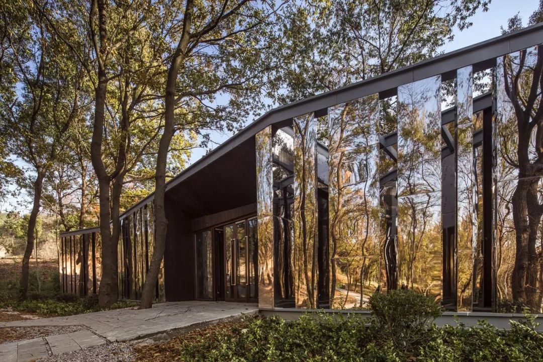 [一条]刷脸启动马桶、wifi全免费……中国诞生最美公厕，别再羡慕日本了