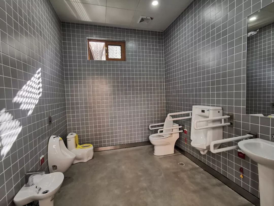 [一条]刷脸启动马桶、wifi全免费……中国诞生最美公厕，别再羡慕日本了