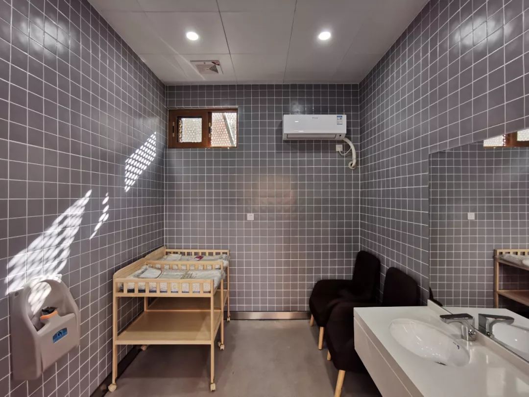 [一条]刷脸启动马桶、wifi全免费……中国诞生最美公厕，别再羡慕日本了