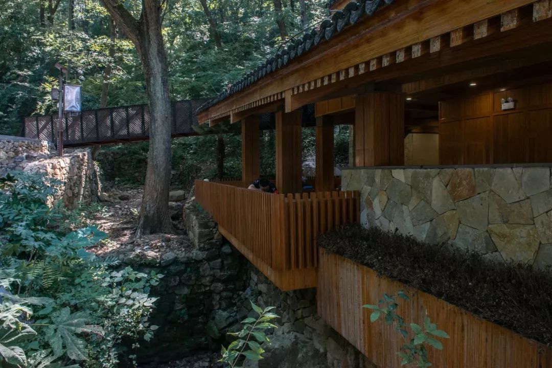 [一条]刷脸启动马桶、wifi全免费……中国诞生最美公厕，别再羡慕日本了