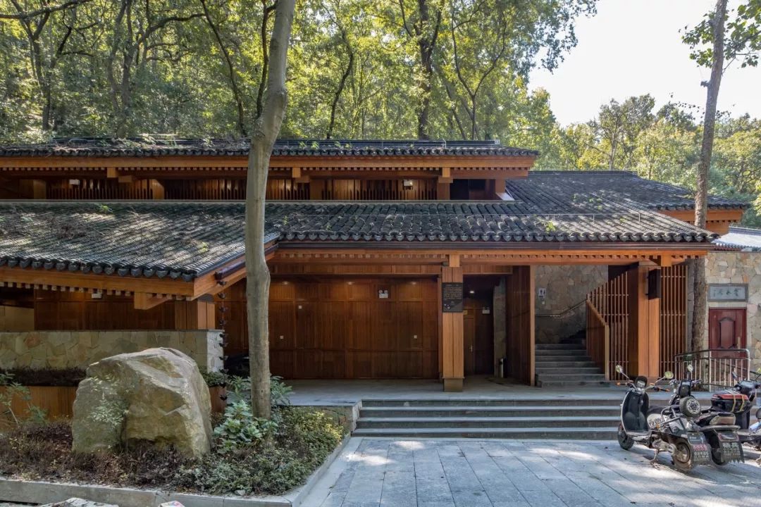 [一条]刷脸启动马桶、wifi全免费……中国诞生最美公厕，别再羡慕日本了