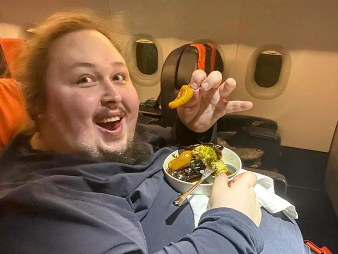 楚天都市报：400斤钢琴家被吸进飞机马桶，航班紧急迫降！