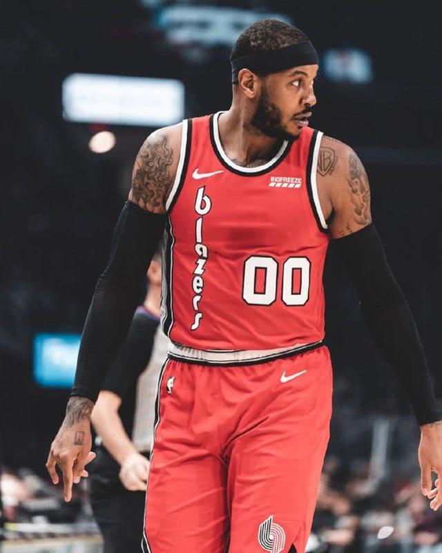 帽衫瓜哥,耳机瓜哥,惯用三分庆祝手势,开拓者补拍安东尼定妆照