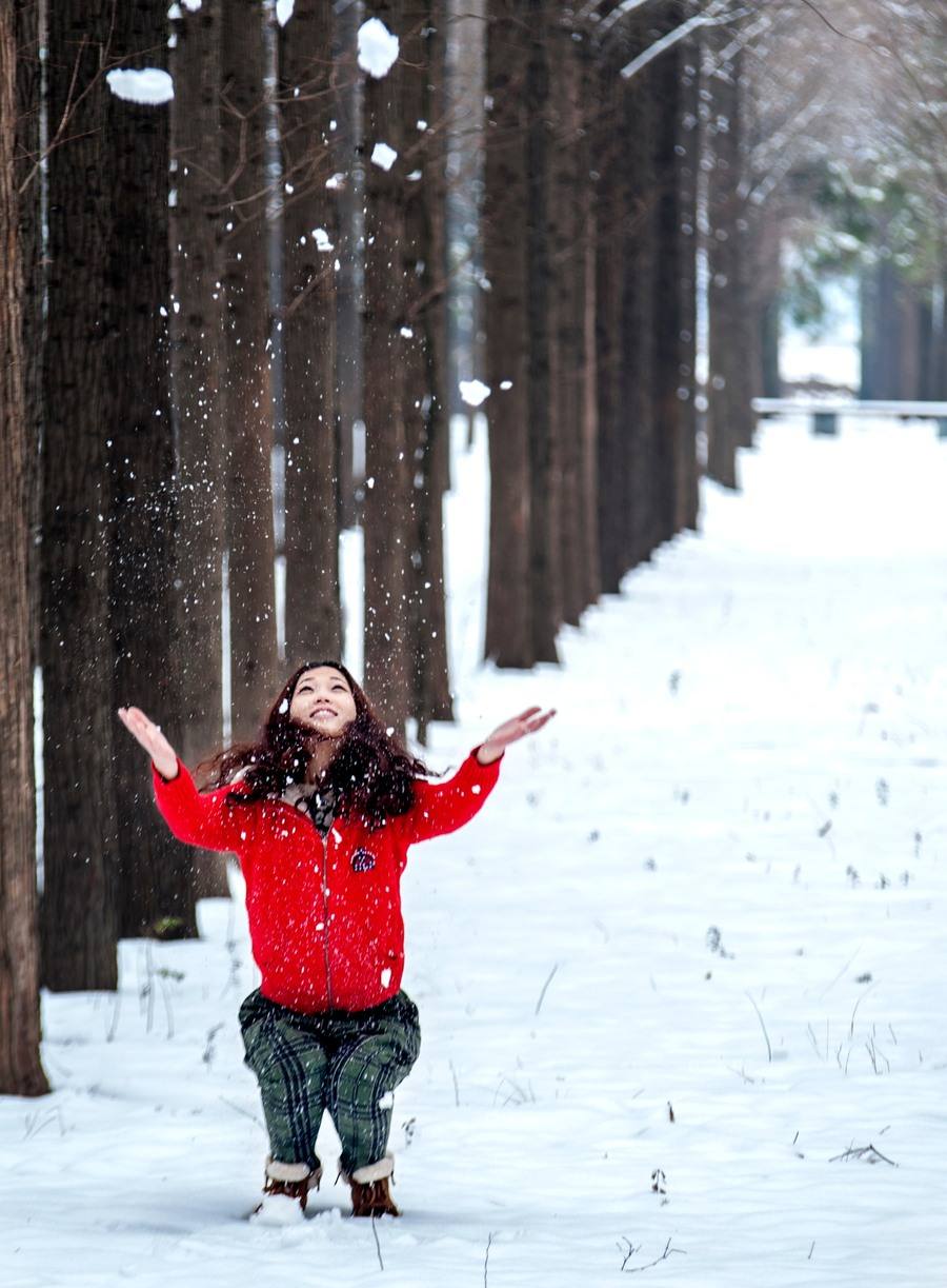 初雪来临,冬日雪景人像怎么拍才好看?雪景人像拍摄全攻略