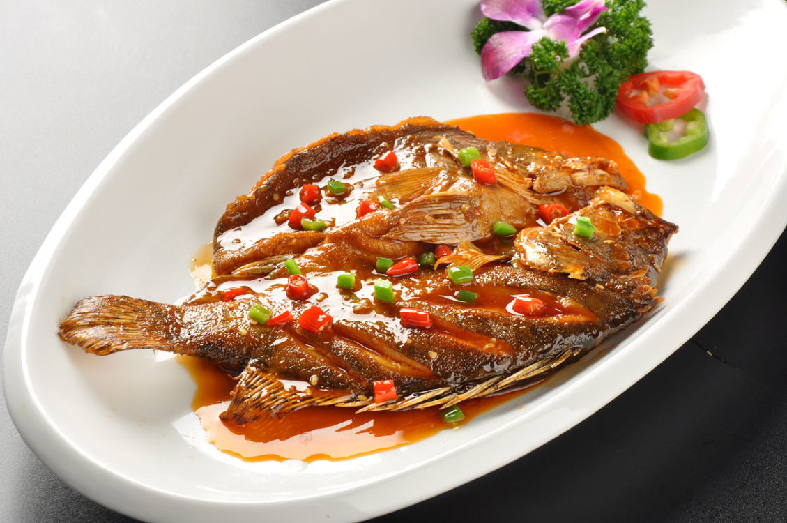 而且,要把徽州臭鳜鱼做成美味,并不简单,要选好品种的鳜鱼,要活鱼剖杀