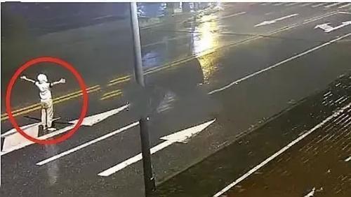 河南都市频道■那个在马路中间“作死”、害女友被车撞飞的男人判了