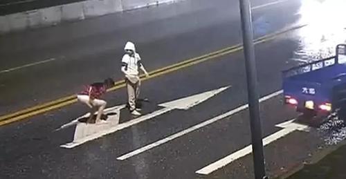 河南都市频道■那个在马路中间“作死”、害女友被车撞飞的男人判了