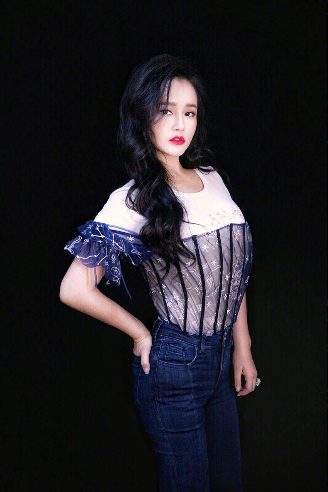 她被誉为中国卡戴珊身材丰满穿衣大胆拳王邹市明表示很幸福