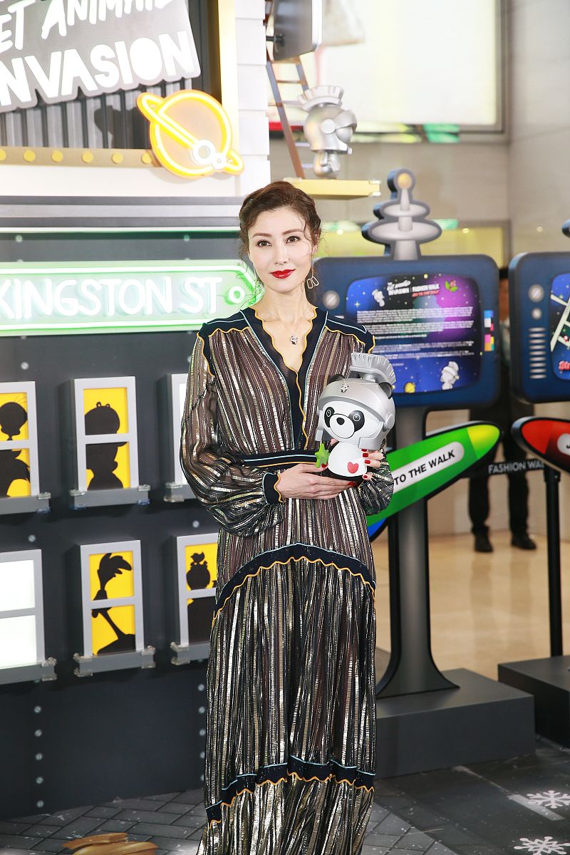 百亿阔太李嘉欣不愧为最美港姐白裙搭深色外套穿出高级感