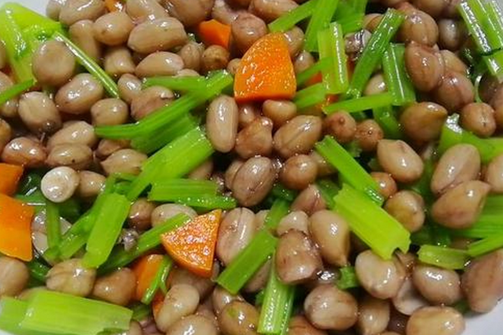 炝拌花生时,直接下锅煮是错的,多加这一步,花生入味又劲道