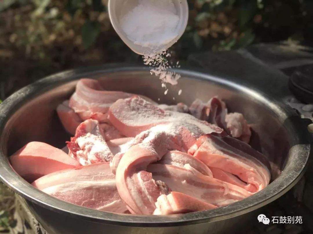 寒冬腊月悄然已至奶奶的传统腊肉腌制秘方学会吃上地道腊肉饭