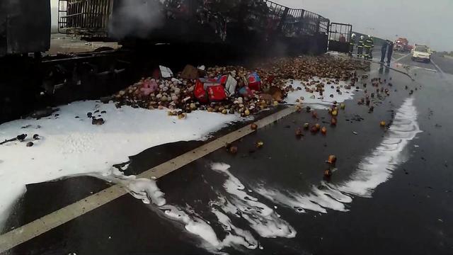 #燕赵都市报#大货车高速路上自燃，一车苹果毁于一炬