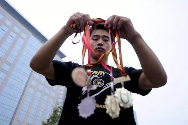 生活报：前体操冠军偷窃再度入狱！曾150元卖掉大运会金牌