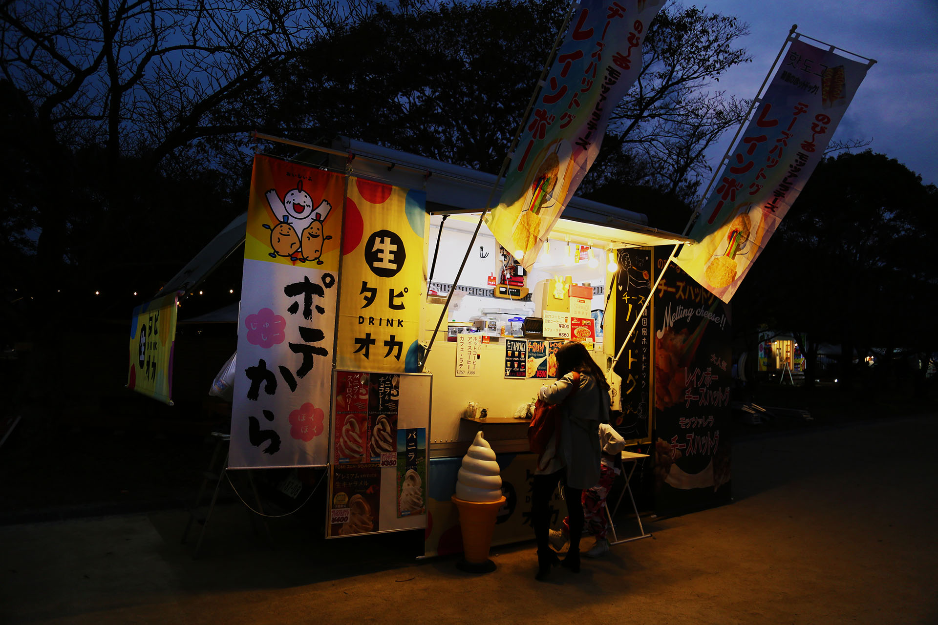 夜色,让我发现亮灯的几乎都与"吃"有关,一辆日式餐车在道路旁非常显眼