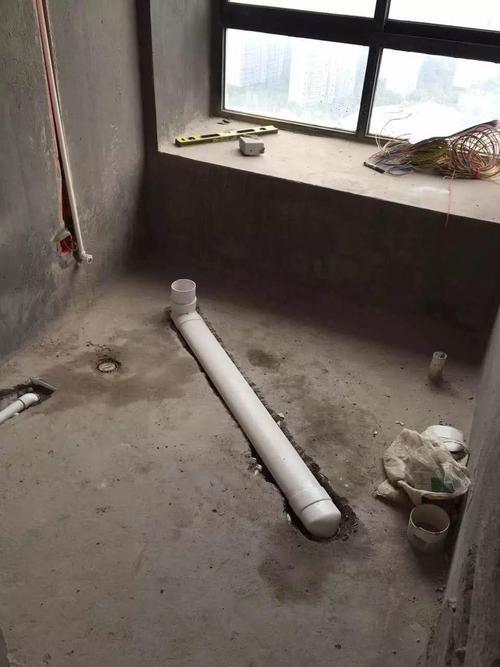 如果楼下邻居家不同意进行改造,这时候可以将卫生间的地面抬高,然后将