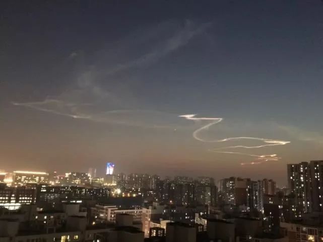 [环球时报]今天傍晚北京天空出现“龙状祥云”！