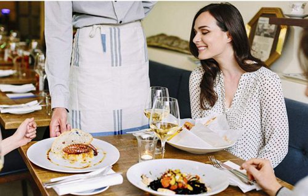 吃牛排,桌上那杯柠檬水为什么不能喝?听说喝了会被取笑但我偏要