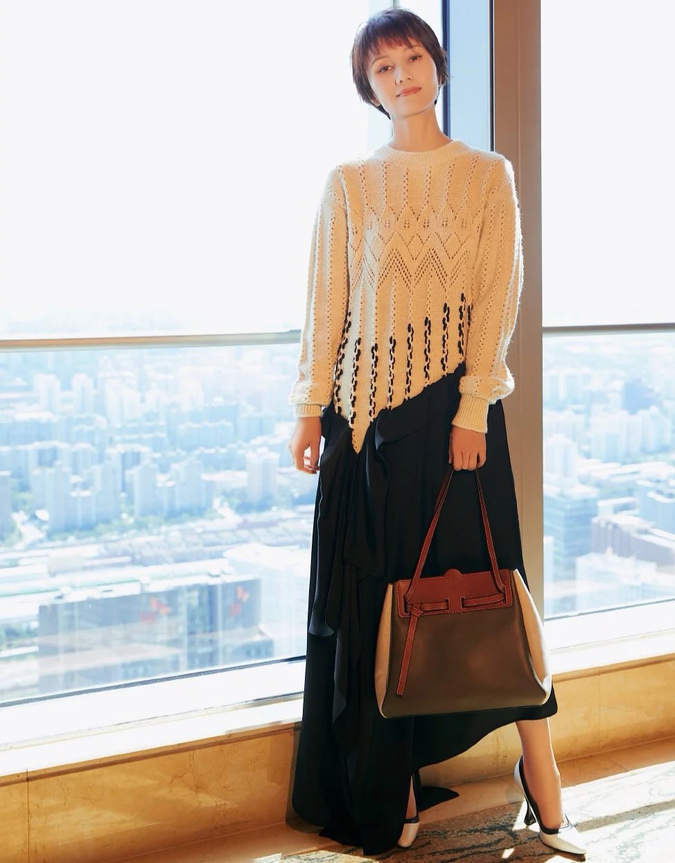 袁泉终于高调一回,黑色透视裙太有女人味,一个低头锁骨成了焦点