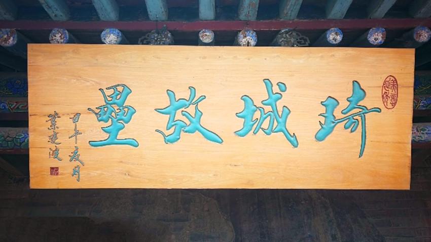 这座名为玉皇阁的古城楼,处于小镇的中心,算是镇上最为醒目的建筑了