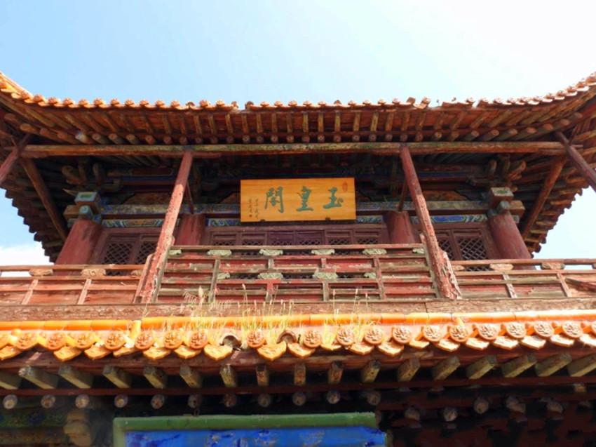 玉皇阁是一座正方形的城楼,在每一面都留有门洞,使得这里成为一个四通