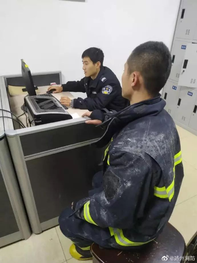 [环球时报]消防员救火时手机被偷，无奈去派出所报警 网友怒了！
