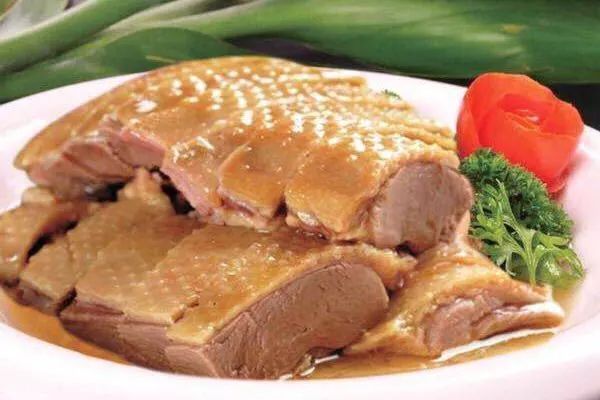 来到古朴的扬州邵伯老街,品味舌尖的扬州美食,看特色的民俗表演