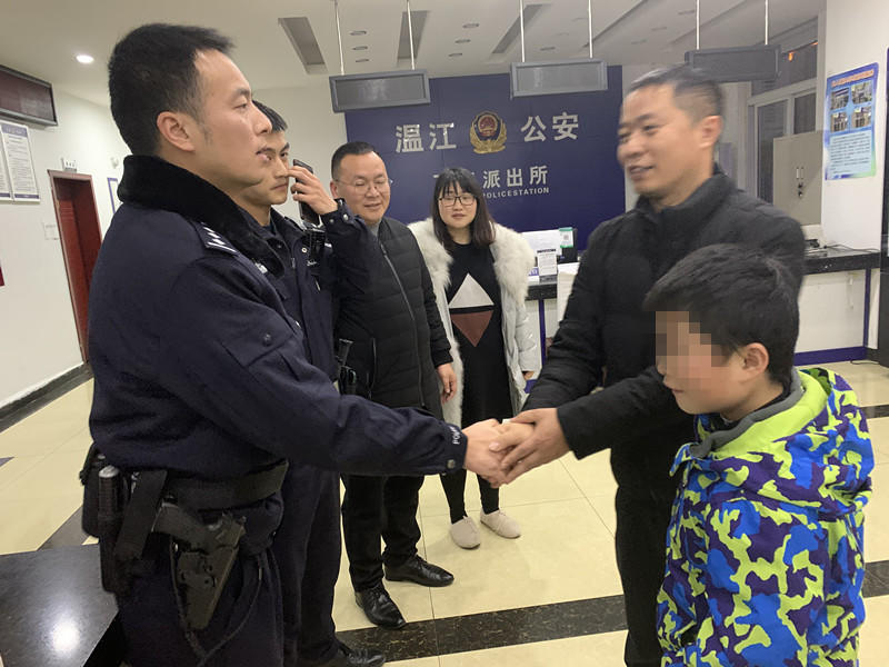 [红星新闻]16岁智障少年坐公交车找不到家 民警用“硬核”科技快速找到家人