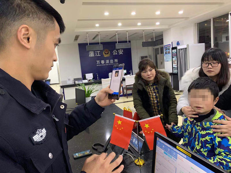 [红星新闻]16岁智障少年坐公交车找不到家 民警用“硬核”科技快速找到家人